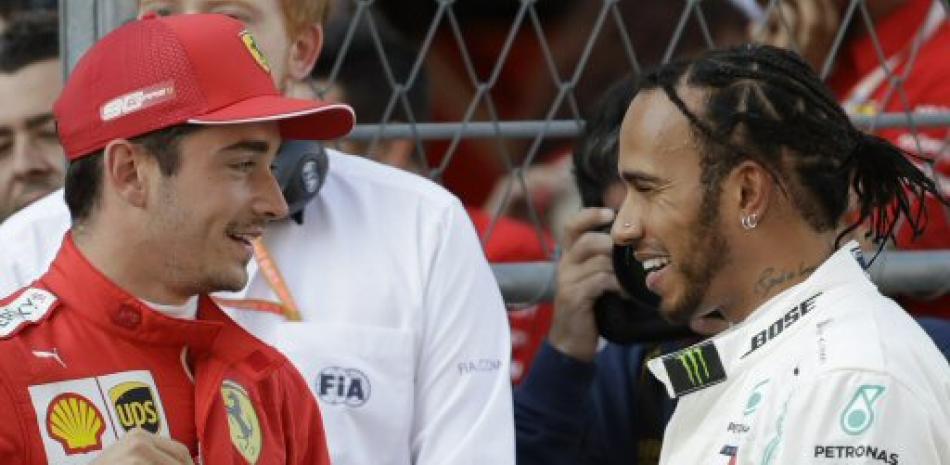 Charle Leclerc conversa con Lewis Hamilton luego de conquistar su cuarta pole posición seguida.