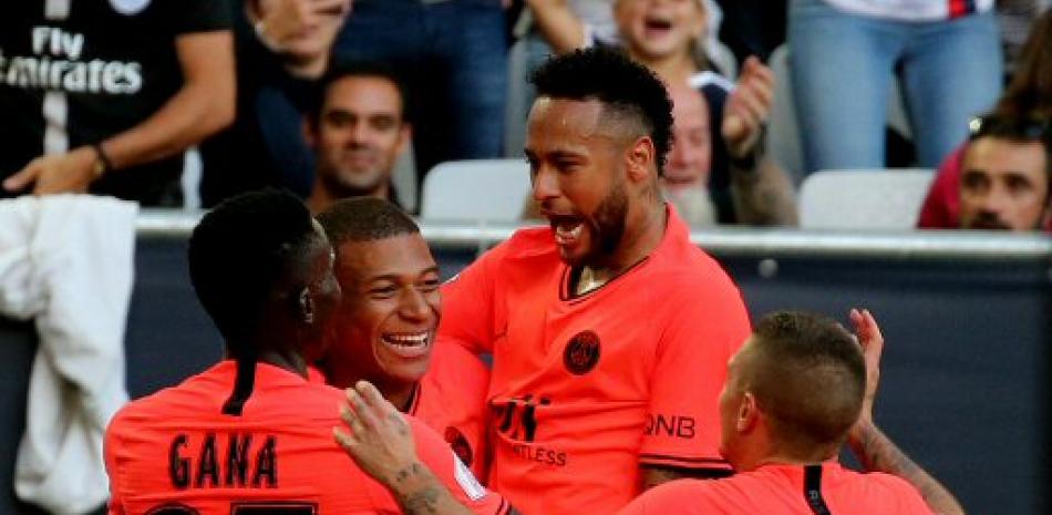 Neymar, Mbappé y otros compañeros celebran el gol con el cual el PSG se impuso 1-0 al Burdeos