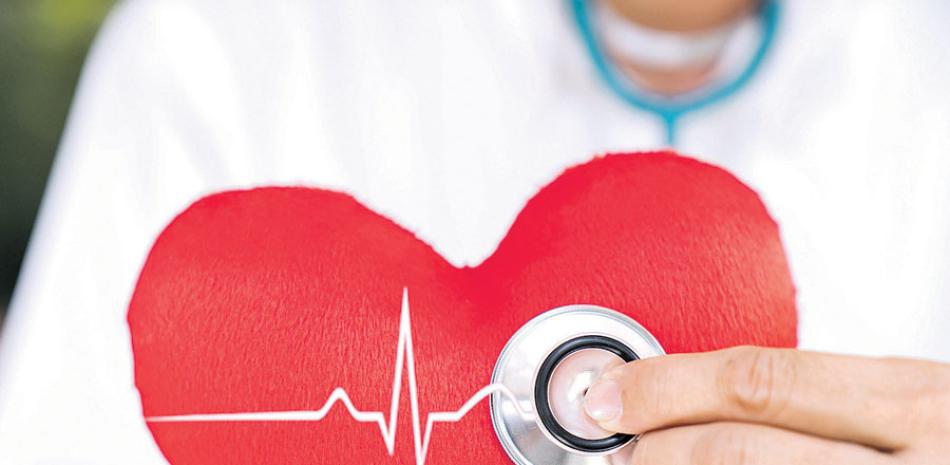 Los hombres son más propensos a sufrir infartos, mientras que la mujer puede desarrollar enfermedades coronarias después de la menopausia porque esta pierde la protección hormonal. ISTOCK