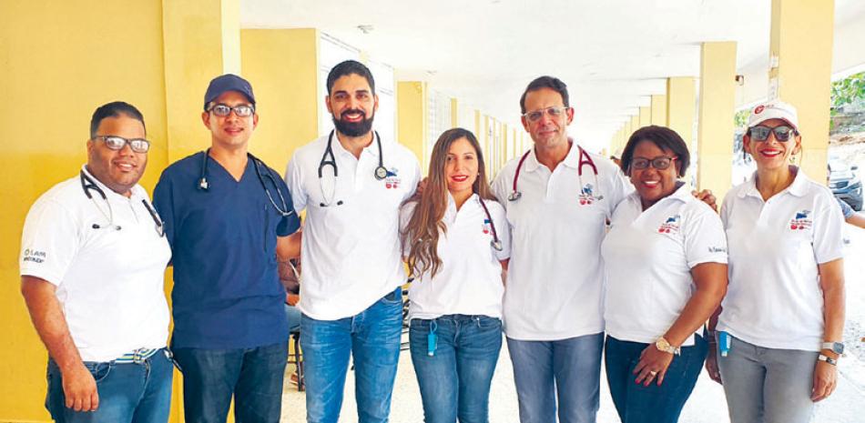 Pedro Ureña, acompañado de profesionales de la medicina que participaron en la 17ª Ruta de Salud. FE