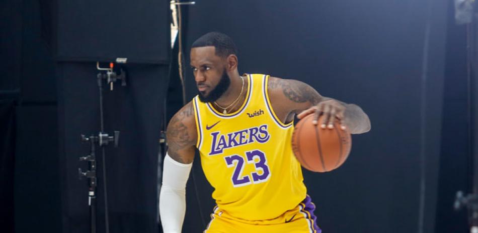 LeBron James va a su segunda campaña con los Lakers de Los Angeles. / AP