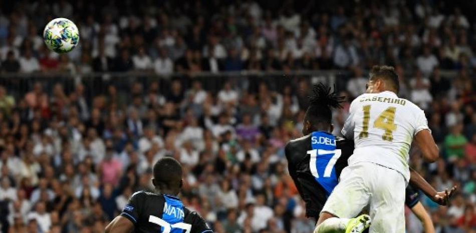 Casemiro marca un gol durante el partido de fútbol del Grupo A de la Liga de Campeones de la UEFA entre el Real Madrid y el Club Brugge en el estadio Santiago Bernabeu. Pierre-Philippe Marcou/AFP.