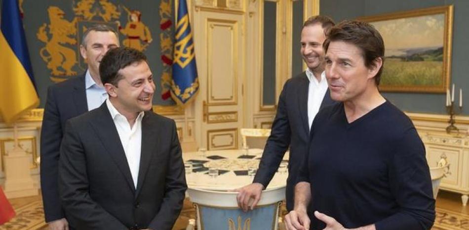 El presidente Volodymyr Zelenskiy, izquierda, y el astro de cine Tom Cruise conversan durante su encuentro en Kiev, Ucrania, 30 de septiembre de 2019. (Oficina de Prensa Presidencial de Ucrania via AP)