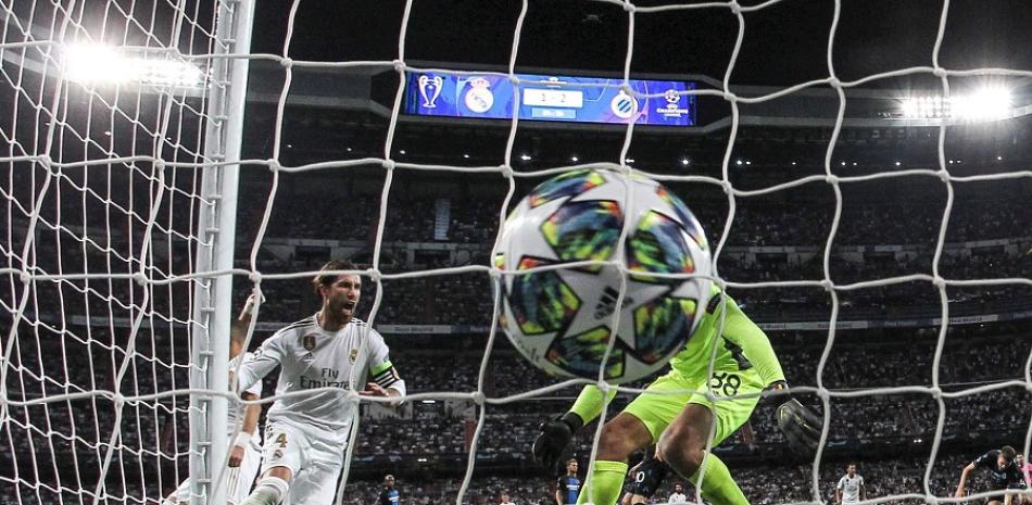 Sergio Ramos al momento de anotar el gol que acercó 2-1 al Real Madrid ante el Brujas.
