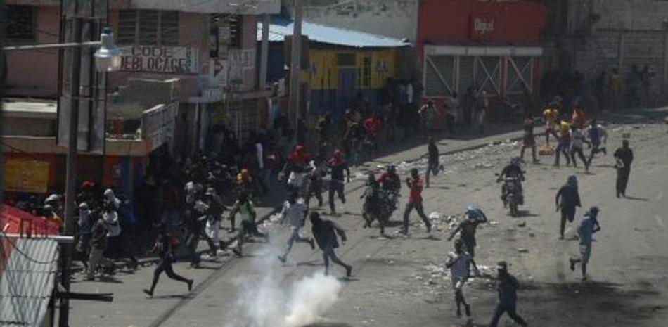 Personas protestando en Haití. Foto AP.