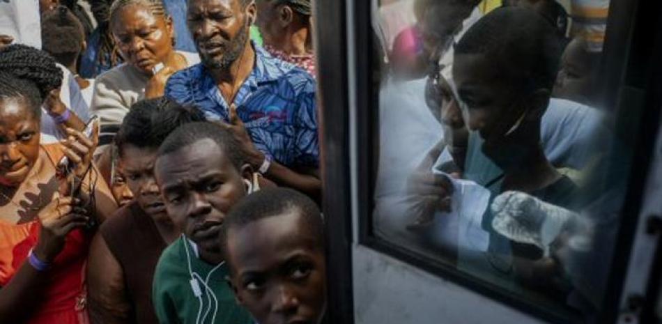 Inmigrantes haitianos se quedaron sin hogar luego del huracán Dorian. Foto AP.