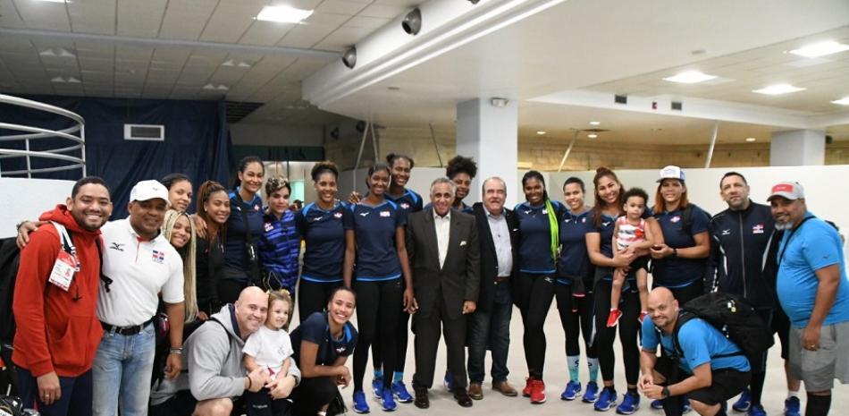 Cristóbal Marte Hoffiz y Luis Mejía Oviedo recibieron ayer a las atletas, entrenadores y árbitros que participaron en la Copa del Mundo 2019, donde quedaron con marca positiva de 6-5.