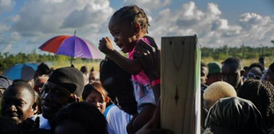 Haitianos esperan ayudan humanitaria en Bahamas. Foto AP.