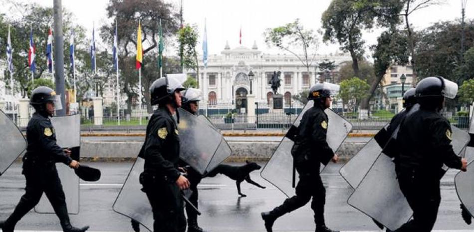 Policías antidisturbios frente al edificio cerrado del congreso en Lima, en Perú. / AP