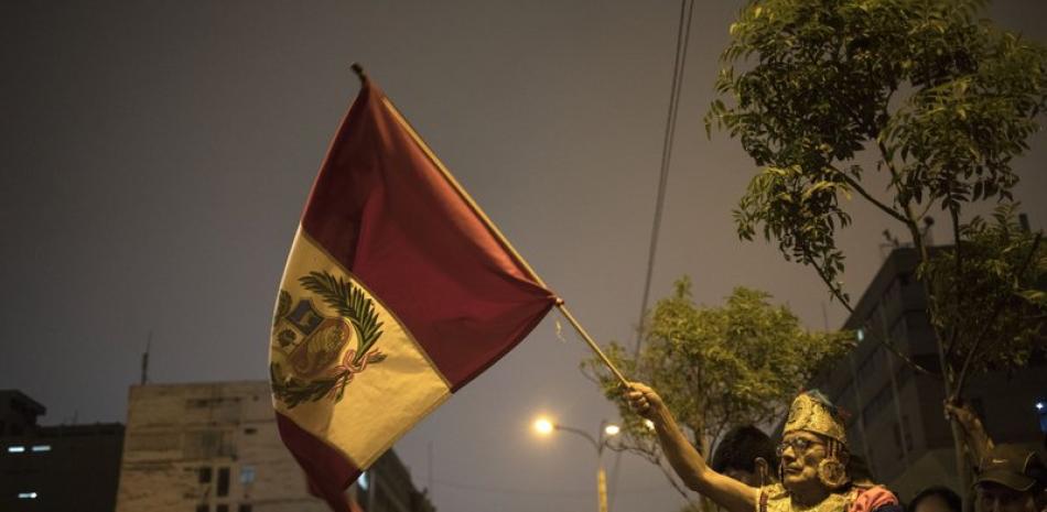 Simpatizante del presidente peruano Martín Vizcarra, ondea bandera de su país. Foto: AP.