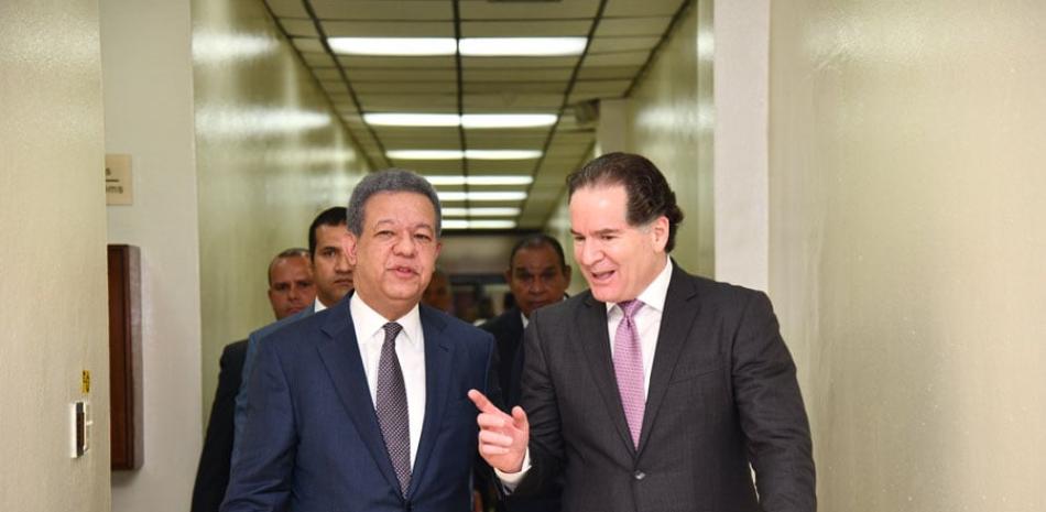 El expresidente Leonel Fernández y Manuel Corripio Alonso, presidente del Consejo de Administración de Editora Listín Diario.