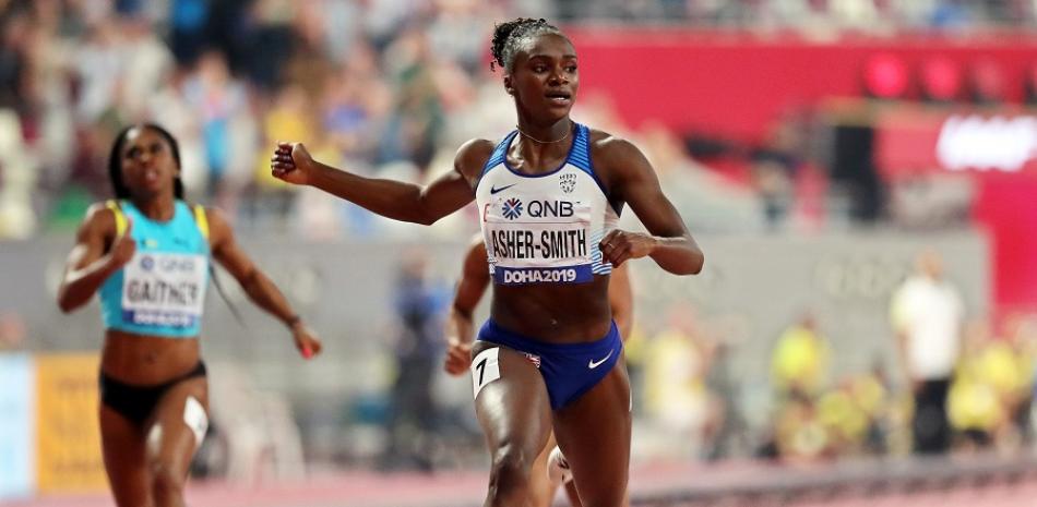 Dina Asher-Smith al momento de llegar a la meta para ganar el oro en los 200 metros planos en el Campeonato Mundial en Doha.