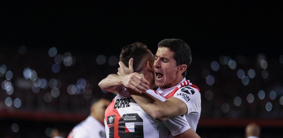 Rafael Santos Borré  es felicitado por  Ignacio Fernández tras marcar el primer gol del juego escenificado en el estadio Monumental.