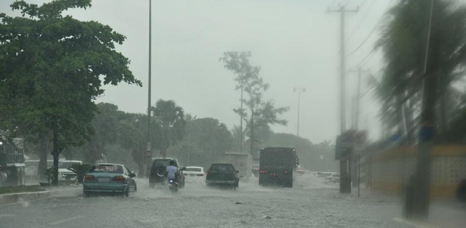 Inundaciones en el malecón. / Foto: Adriano Rosario