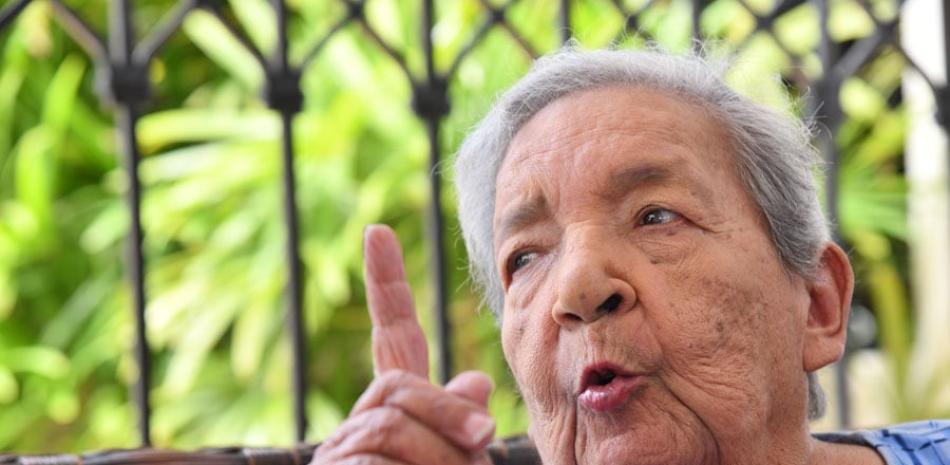 Doña Gisela Monzón Desangles a sus cien años mantiene su lucidez y su buen ánimo para conversar. ADRIANO ROSARIO/LISTÍN DIARIO.