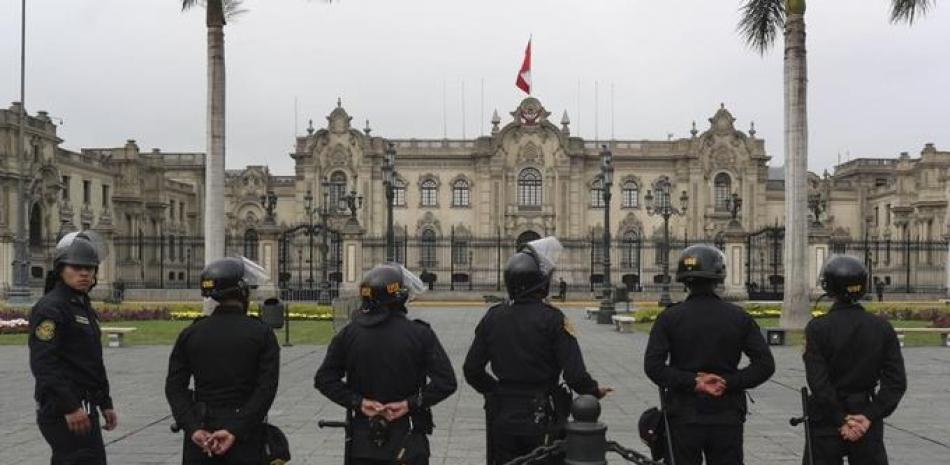 Policias que custodian el palacio de gobierno de Lima. Foto: AP.