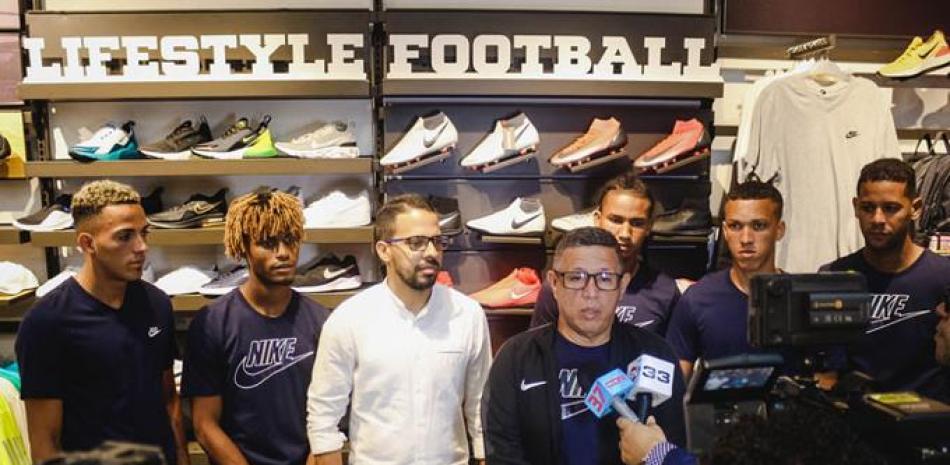 Antonin Aizpurua, ejecutivo de la Nike y Eddy Mercedes, de tiendas SportLine, anuncian el apoyo a los atletas.