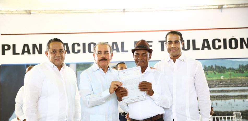El presidente Danilo Medina entregó certificados de títulos en tres asentamientos.