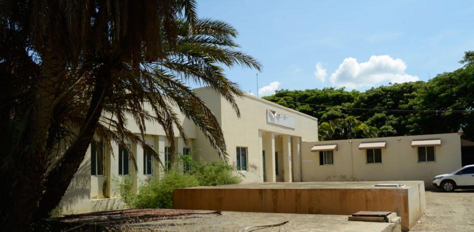 Ante el deterioro de la planta física, el hospital de Villa Vásquez fue cerrado hace dos años. ONELIO DOMÍNGUEZ/LD
