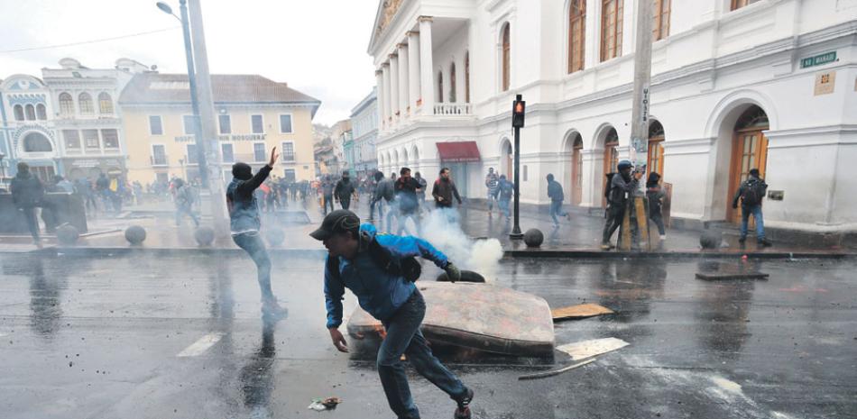 Manifestantes se enfrentan ayer con la PolicÌa durante una jornada de protesta contra
las medidas económicas del Gobierno del presidente LenÌn Moreno. EFE/