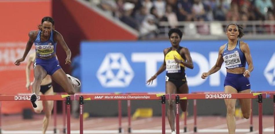 Dalila Muhammed, a la izquierda, marcha al frente en la final de los 400 metros con vallas.