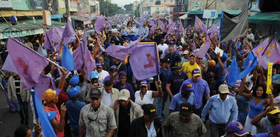 El expresidene Leonel Fernández encabezó ayer una multitudinaria marcha-caravana de cierre de precampaña por más de 20 barrios populares del Distrito Nacional. /JORGE CRUZ