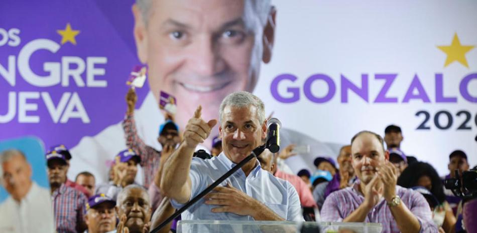 Gonzalo Castillo en su última jornada de campaña proselitista en Barahona.