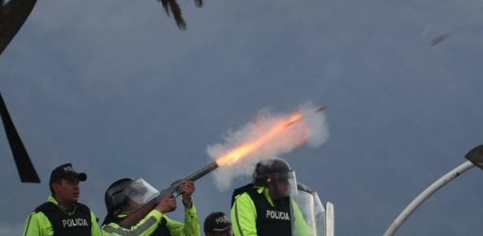 Policias disparan a manifestante. Foto AP.