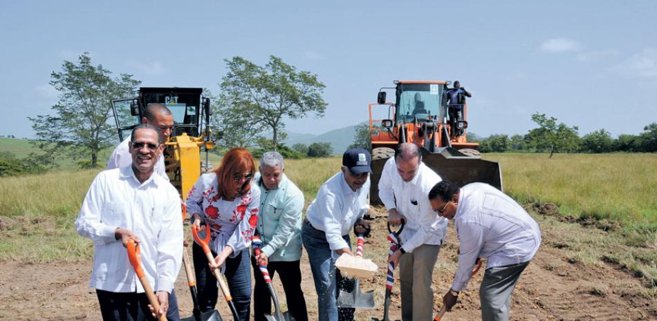 Ministro de Agricultura, Osmar Benítez dio el primer palazo para la construcción de la obra. ARCHIVO
