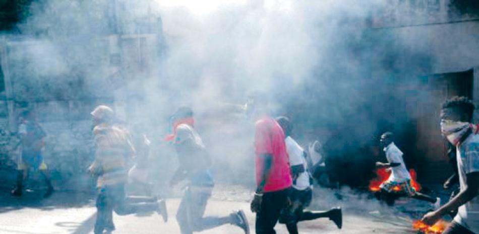 Manifestantes opositores fueron dispersados por la policía con gas lacrimógeno.