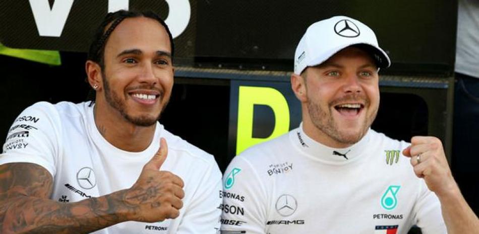 Lewis Hamilton y Valtteri Bottas son todo sonrisa.