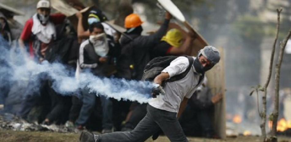 Manifestantes se enfrentan con la policía de Quito. Foto: AP.
