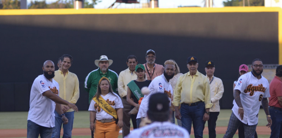 Los jugadores Zoilo Almonte, Danny Santana y Ronny Rodríguez realizan de manera simultanea el pitcheo simbólico en la apertura de la campaña en el estadio Cibao.