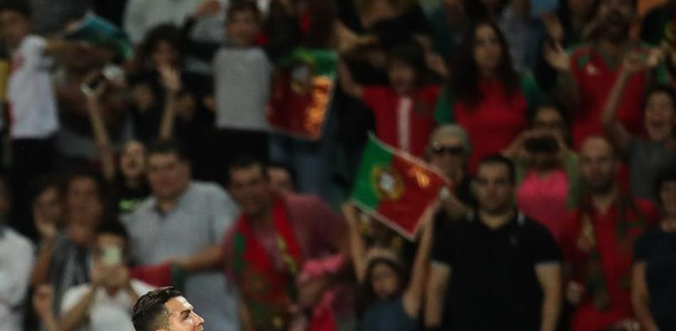 Cristiano Ronaldo celebrando su gol número 700. / EFE
