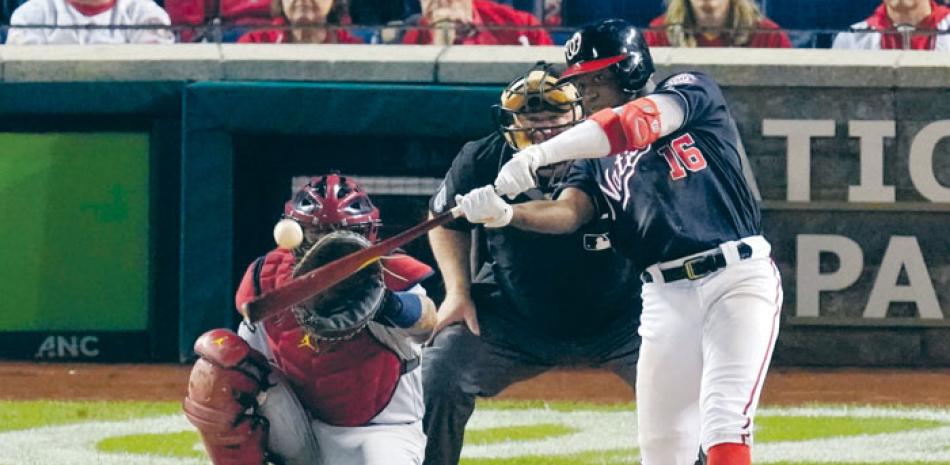 Víctor Robles al momento de conectar el primer jonrón de su carrrera en playoffs.