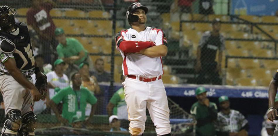 Josh Naylor contempla de brazos cruzados la bola salir del parque ante el intento (?) realizado con la cabeza por el receptor Luis Bernardo para que fuera de foul.