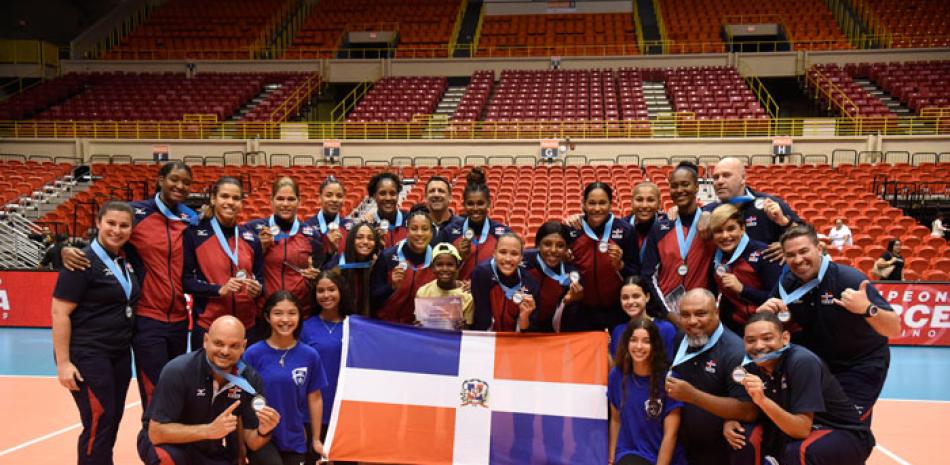 Integrantes del equipo de voleibol Reinas del Caribe al momento de recibir su medalla de oro el domingo.