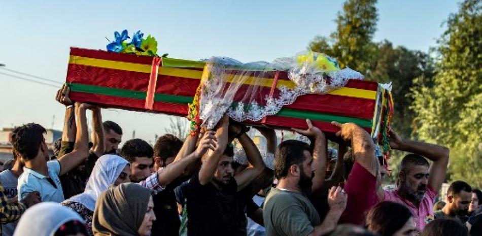 Sirios sepultan a sus seres queridos, AFP