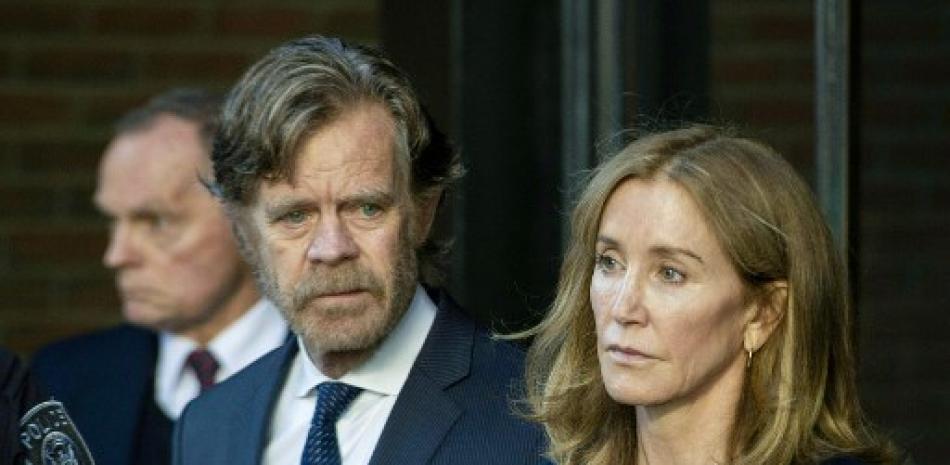 Felicity Huffman, escoltada por su esposo, el actor William H. Macy, sale del Palacio de Justicia de los Estados Unidos John Joseph Moakley en Boston, donde fue sentenciada por el juez Talwani por su papel en el escándalo de admisión a la universidad. Joseph Prezioso/AFP.