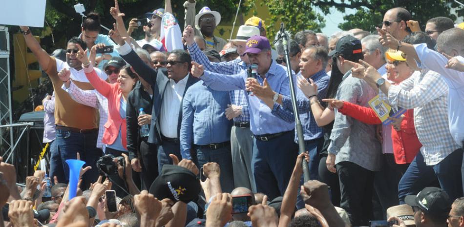 El expresidente Fernández volvió a concentrar ayer cientos de seguidores en JCE.