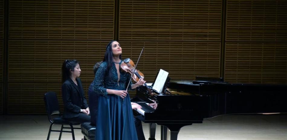 Aisha Syed Castro llenó de magia la sala del Carniege Hall. Durante la parte final del concierto el público recibió con euforia a la violinista dominicana. FUENTE EXTERNA