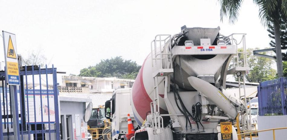 Los ejecutivos de la planta de fabricación de concreto Los Pinos, de Cemex Dominicana, afirman que la misma opera bajo altos estándares de seguridad y cuidado del medioambiente. JORGE CRUZ / LISTÍN DIARIO