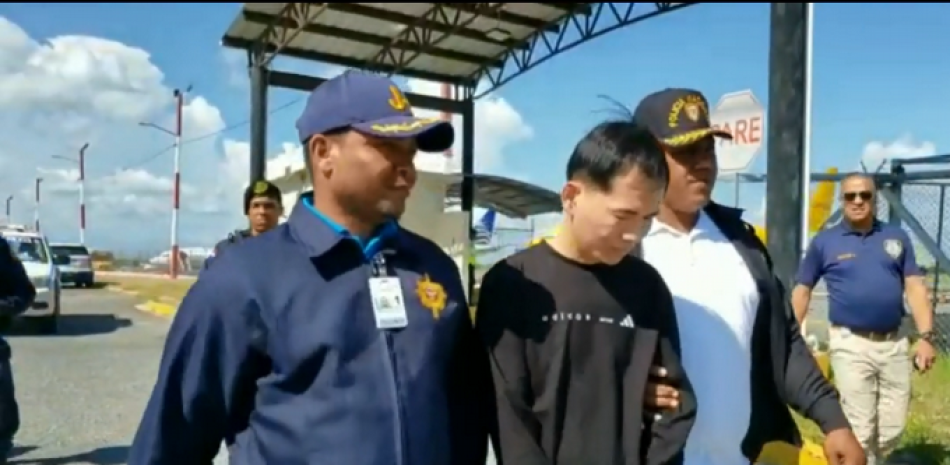 Ciudadano chino llegando extraditado al país. / Captura de video