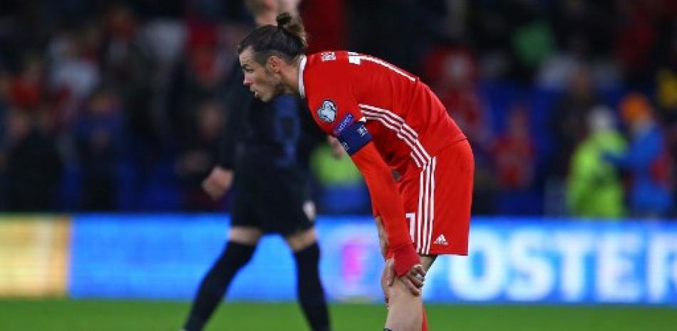 Gareth Bale sostiene su pierna después de sufrir una lesión durante el partido de clasificación de fútbol Euro 2020 entre Gales y Croacia. Geoff Caddick/AFP.