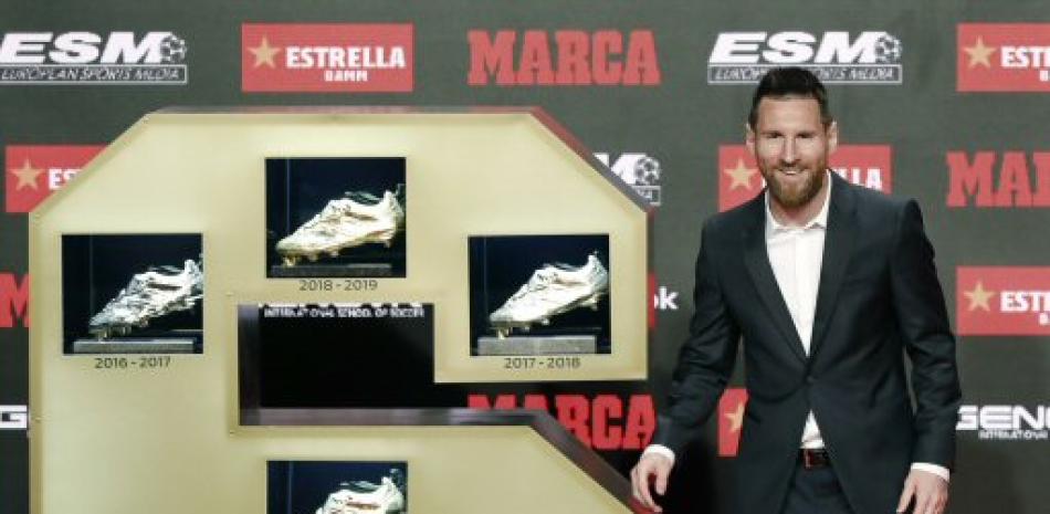 Messi recibiendo su sexta bota de oro. / AP
