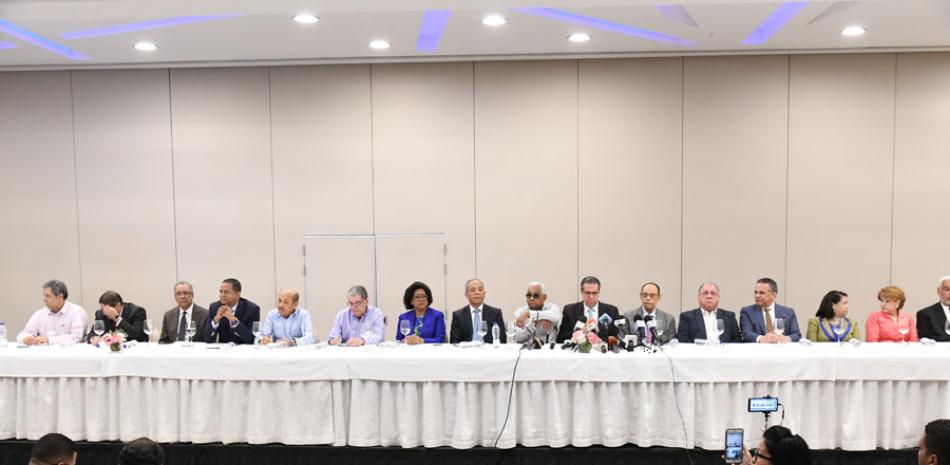 Miembros del Comité Político presentes en la rueda de prensa celebrada ayer en el hotel Embajador, para apoyar el triunfo de Gonzalo Castillo.