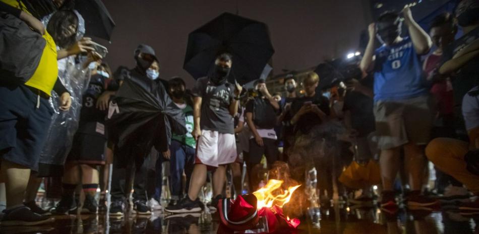 Manifestantes queman camiseta de LeBron James en Hong Kong. / (AP Photo/Mark Schiefelbein)
