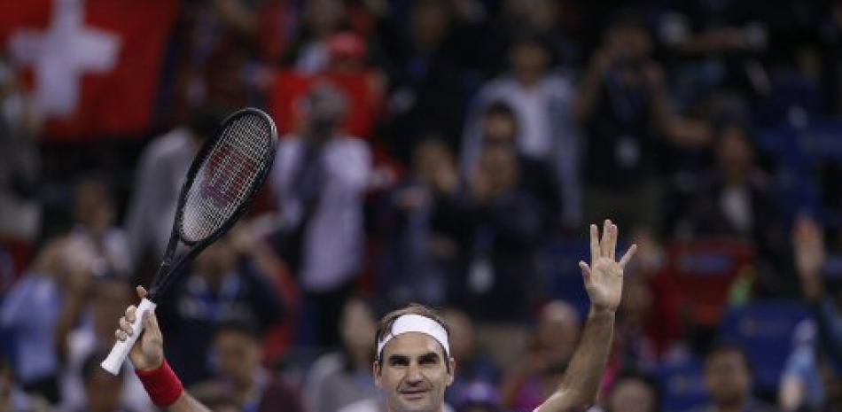 El suizo Roger Federer saluda al público después de vencer al belga David Goffin en duelo de sencillos del Masters de Shangai, en Centro de Tenis de la Ciudad Deportiva Qizhong Forest, en Shangai, China, el jueves 10 de octubre de 2019. (AP Foto/Andy Wong)