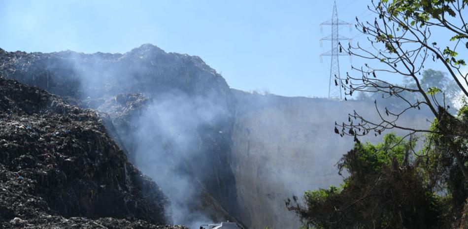 Imagen de la humareda del fuego que estaba siendo sofocado la mañana de este jueves en el vertedero de Haina. Foto: Raul Asencio/Listín Diario.
