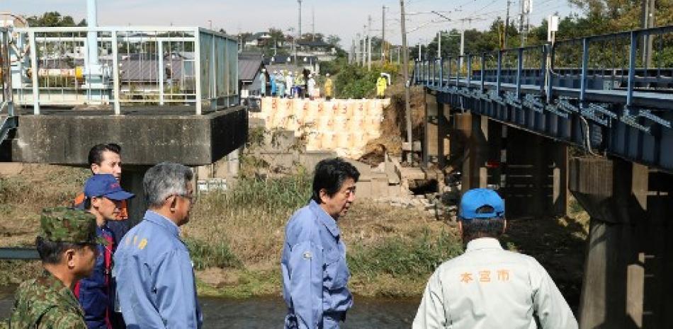 El primer ministro de Japón, Shinzo Abe, inspecciona un área afectada por el tifón Hagibis la semana pasada en la ciudad de Motomiya, prefectura de Fukushima. STR/AFP.
